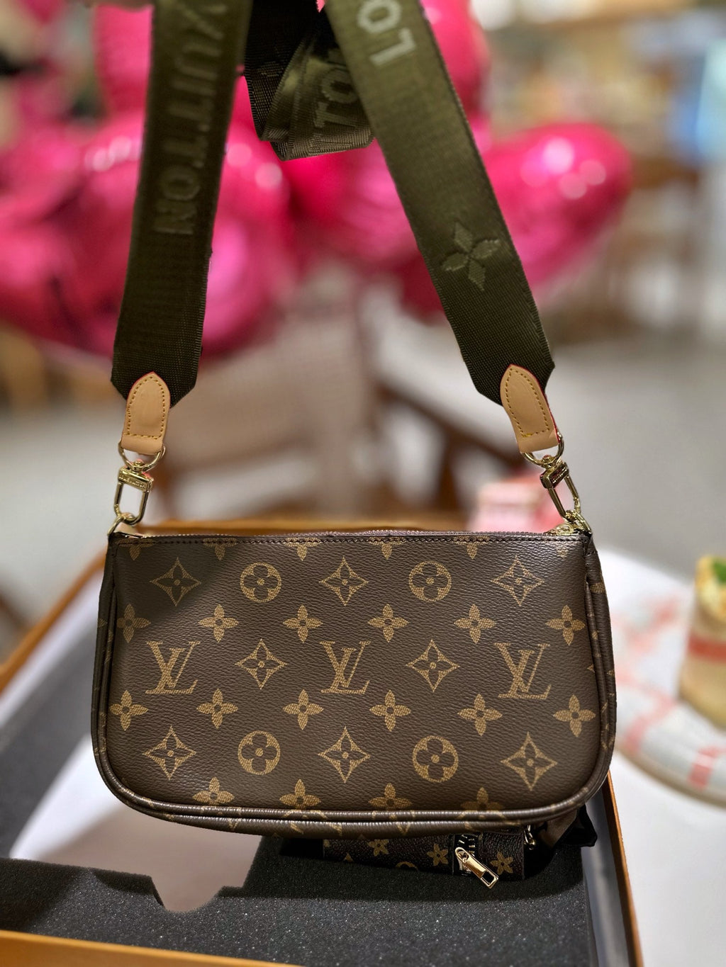 [LV麻雀バッグ➕口紅バッグペンダント➕財布➕ショルダーストラップ2本]