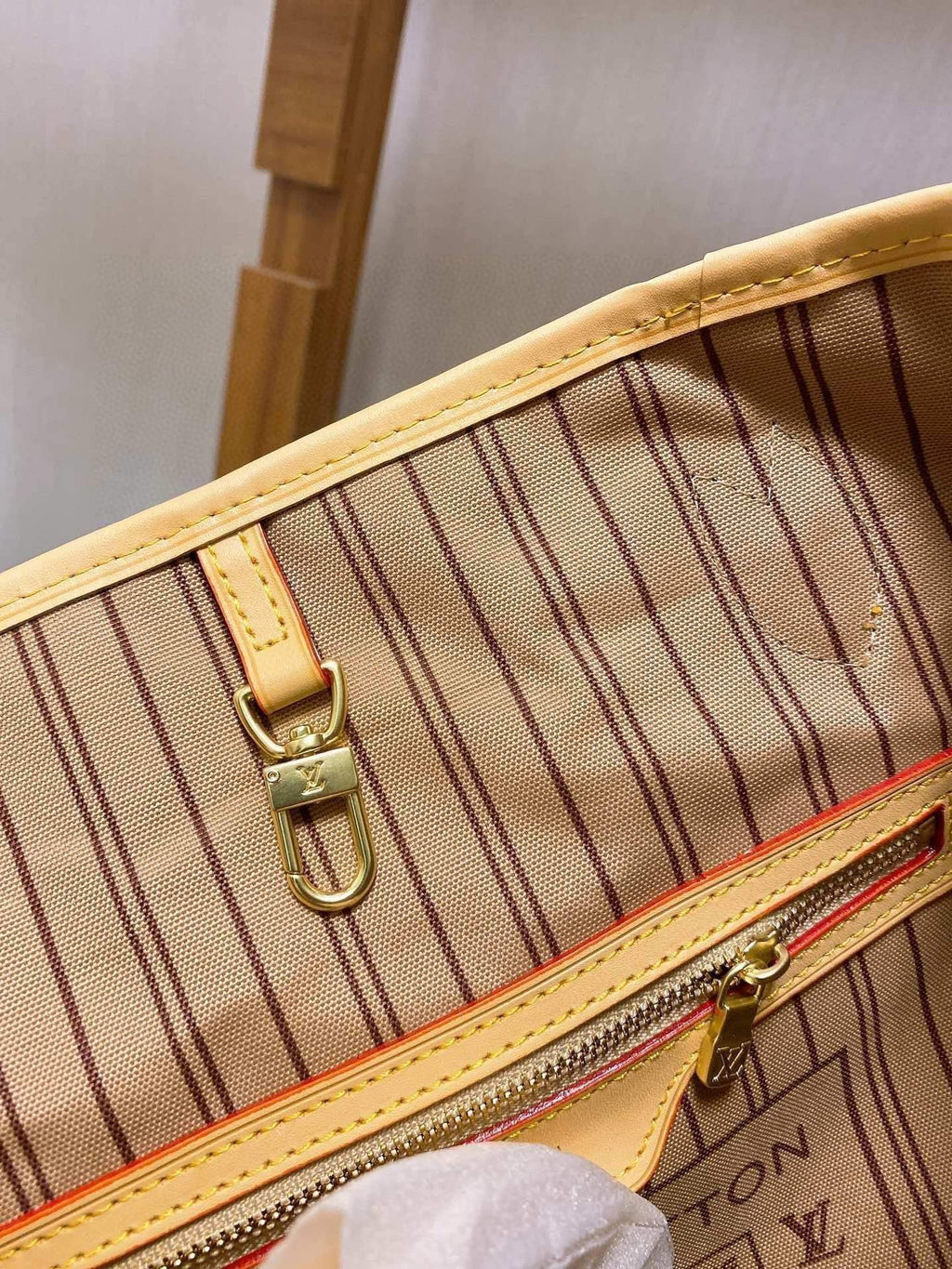 Lvは一年中大きな商品を販売しており、買い物袋は買い物に欠かせないアイテムです