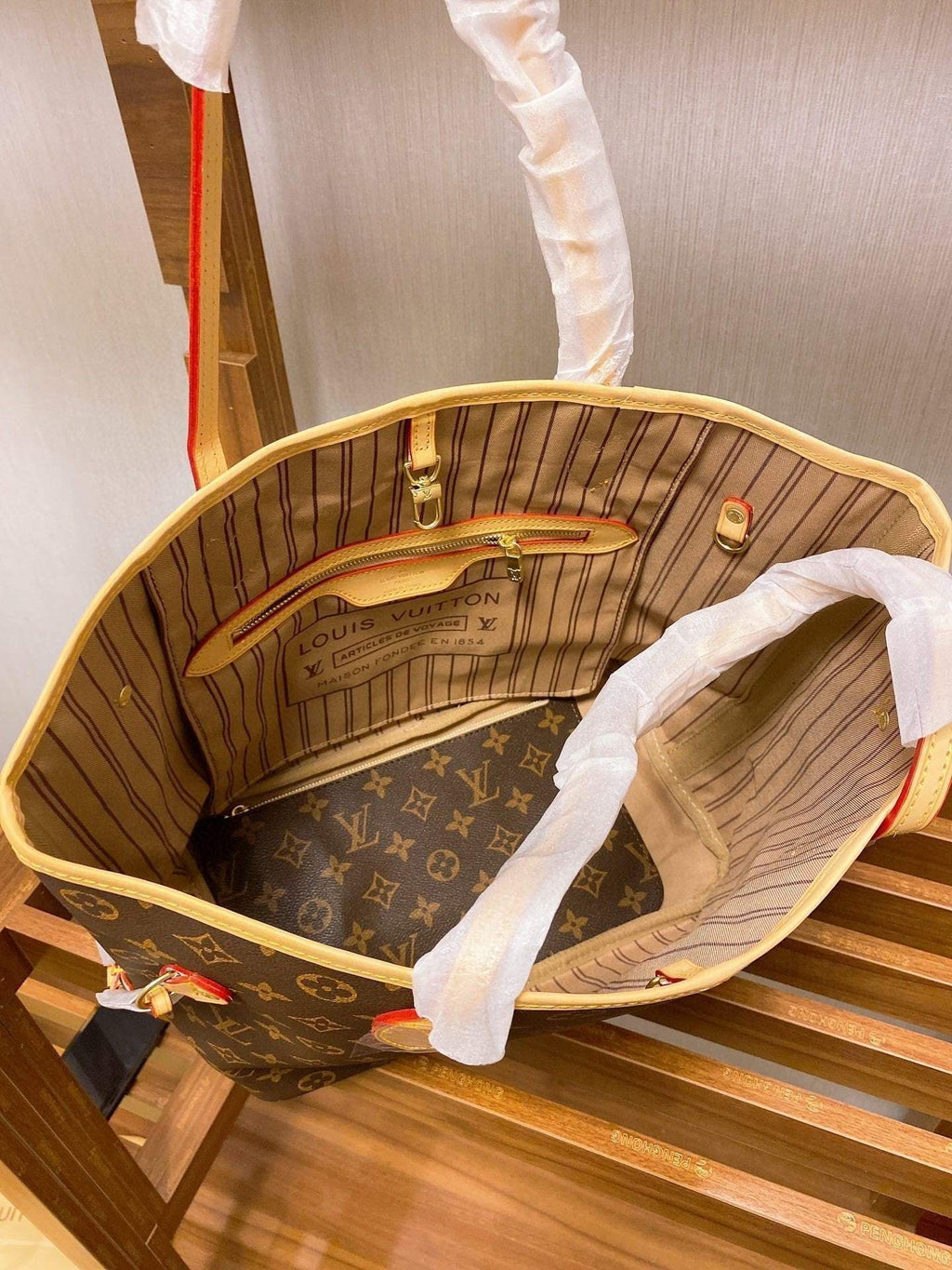 Lvは一年中大きな商品を販売しており、買い物袋は買い物に欠かせないアイテムです