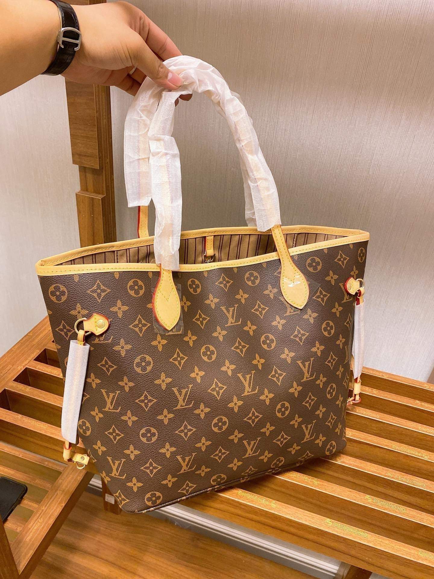 Lvは一年中大きな商品を販売しており、買い物袋は買い物に欠かせないアイテムです